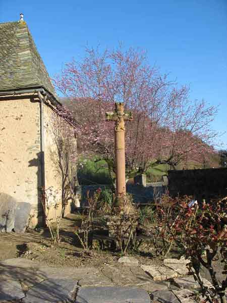 De tuin achter het middeleeuwse kerkje van Estaing